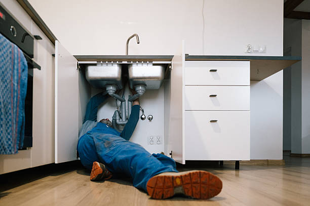 Professional Emergency Plumber technician working in Oakridge, OR